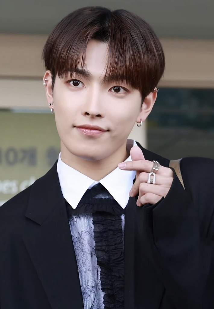 Potret close-up Hongjoong Ateez dengan balutan busana desainer saat menghadiri acara fashion internasional di Paris.