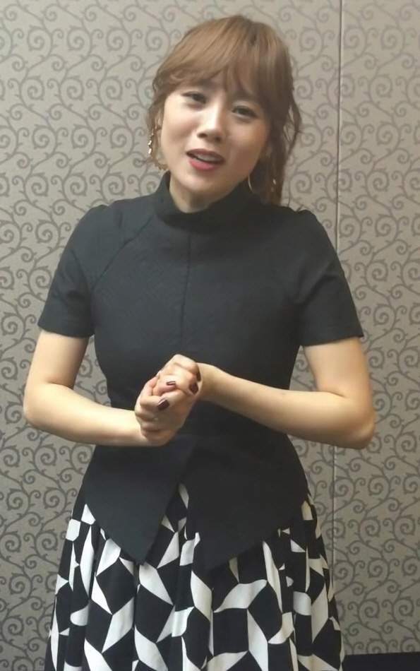 Potret Lee Soo-young saat tampil bernyanyi di atas panggung konser musik membawakan lagu-lagu balada romantis di Seoul.