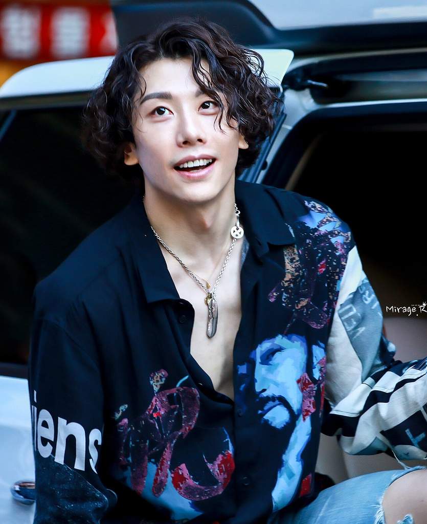 Potret close-up penyanyi balada dan aktor teater musikal asal Korea Selatan, Park Hyo Shin, saat tampil di atas panggung.