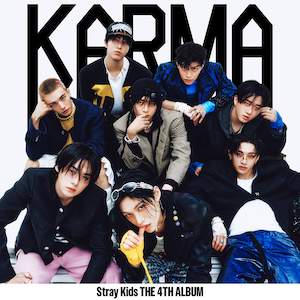 Delapan anggota boy band Stray Kids berpose dalam balutan kostum bertema futuristik dengan latar belakang panggung konser megah di Seoul.